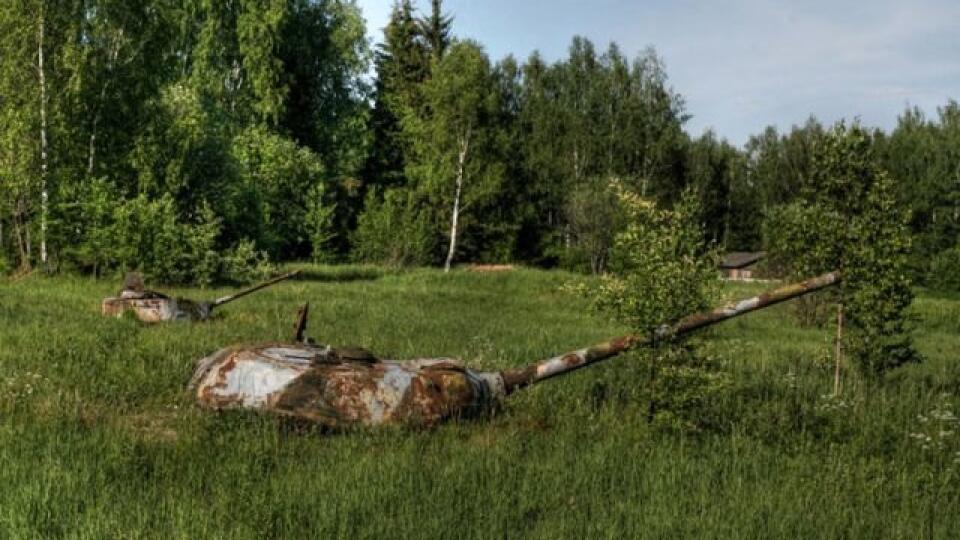 Возле д. Заброшенный танк в лесу. Природа после войны. Заросшие окопы второй мировой. Природа до войны.