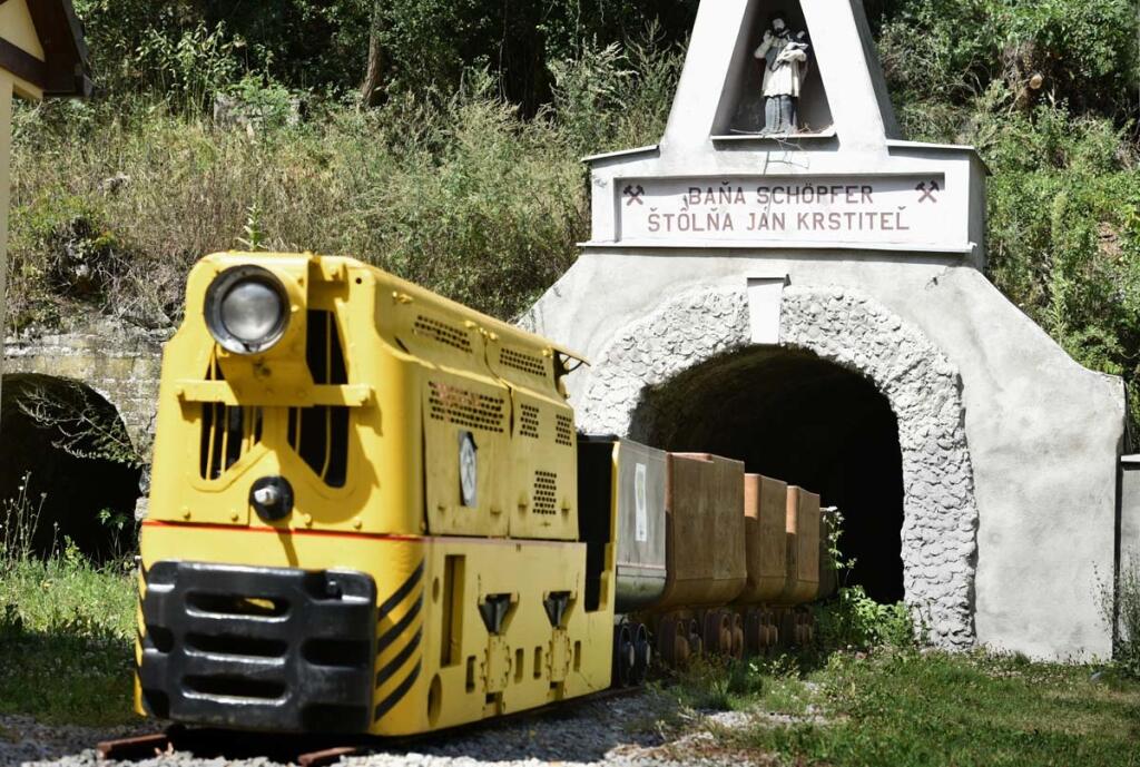 Banská lokomotíva pred štôlňou Schopfer, Hodruša Hámre