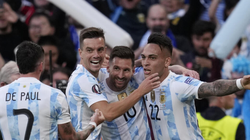 KK58 Londýn - Argentínsky futbalista Lautaro Martinez (vpravo) sa teší z gólu so spoluhráčmi počas futbalového duelu Finalissima medzi Talianskom a Argentínou 1. júna 2022 v Londýne. FOTO TASR/AP
Argentina's Lautaro Martinez, right, celebrates with his teammates after scoring his side's opening goal during the Finalissima soccer match between Italy and Argentina at Wembley Stadium in London , Wednesday, June 1, 2022. (AP Photo/Matt Dunham)