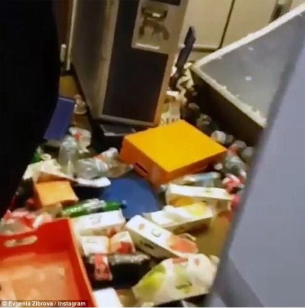 Po naozaj silnej turbulencii, to môže v lietadle vyzerať aj takto.
