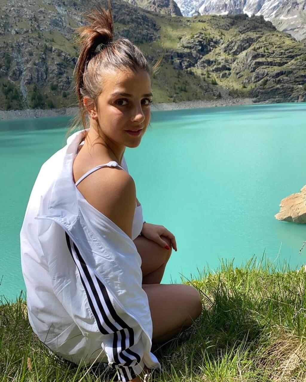 Vyzývavá Talianka Elisa Meneghi nie je žiadna hanblivka nai mimo telocvične. Rada ukazuje svoje tetovanie medzi prsiami či ploché bruško.