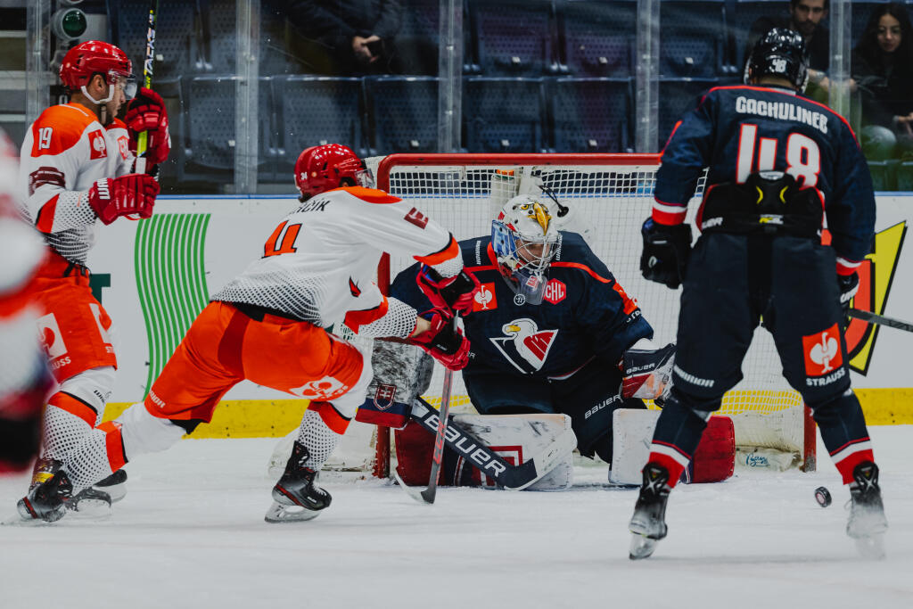 Na snímke Samuel Hlavaj (Slovan) a Ondřej Kovařčík (Třinec) počas zápasu F skupiny Champions hockey league medzi HC Slovan Bratislava a Oceláři Třinec.