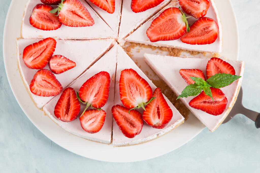 Sweet,Breakfast,,Delicious,Cheesecake,With,Fresh,Strawberries,And,Mint,,Homemade