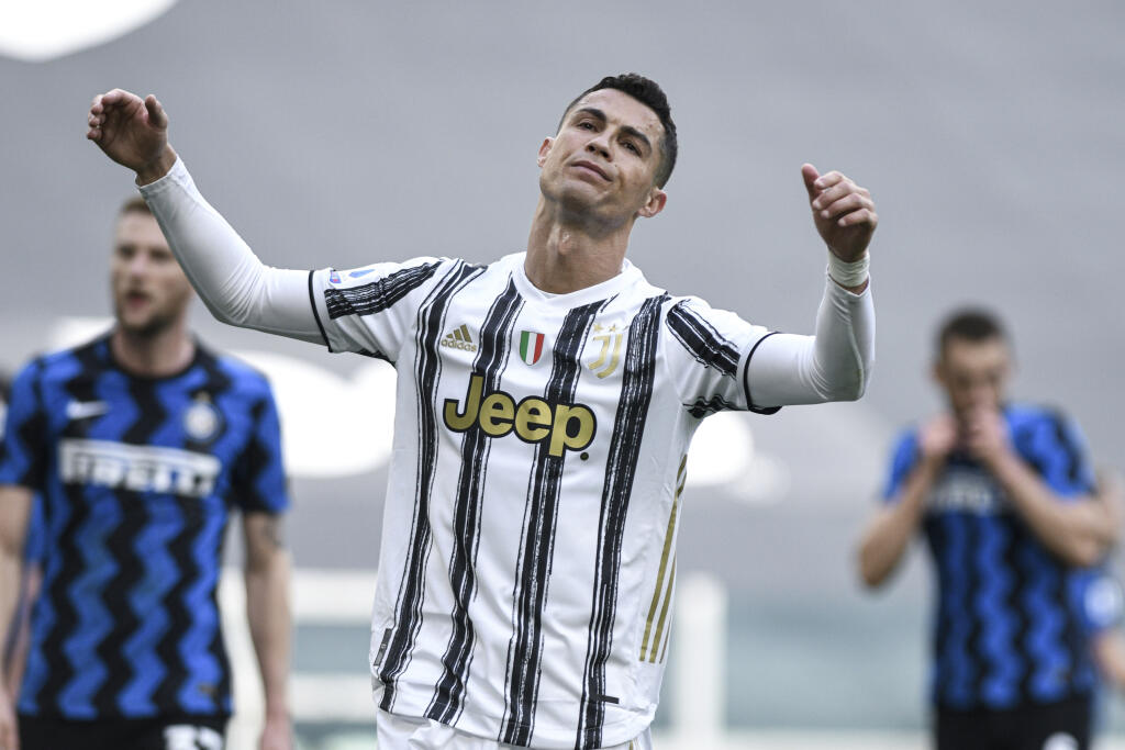 KK10 Turín - Futbalista Cristiano Ronaldo z Juventusu Turín v v pozadí vľavo Slovenský futbalista Milan Škriniar z Interu Miláno počas zápasu 37. kola talianskej Serie A Juventus Turín - Inter Miláno 15. mája 2021 v Turíne. FOTO TASR/AP
Juventus' Cristiano Ronaldo reacts during the Serie A soccer match between Juventus and Inter Milan, at the Turin Allianz stadium, Italy, Saturday, May 15, 2021. (Piero Cruciatti/LaPresse via AP)