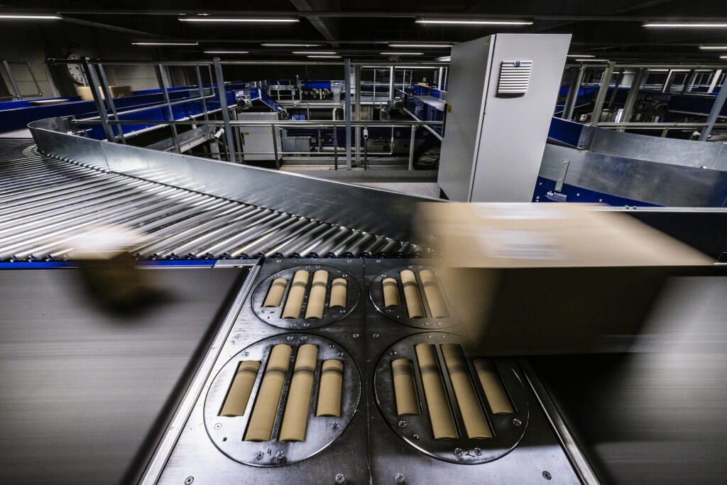 Na snímke zmodernizovaná triediaca linka zásielok prepravovaných spoločnosťou Slovak Parcel Service s.r.o. v Bratislavskom depe.