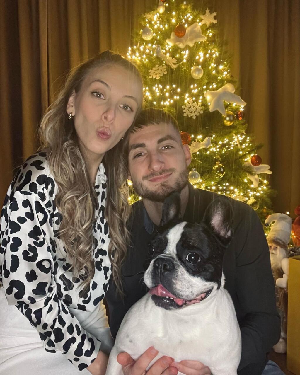 Matúš Bero a Klaudia Fraňová so štvornohým miláčikom.