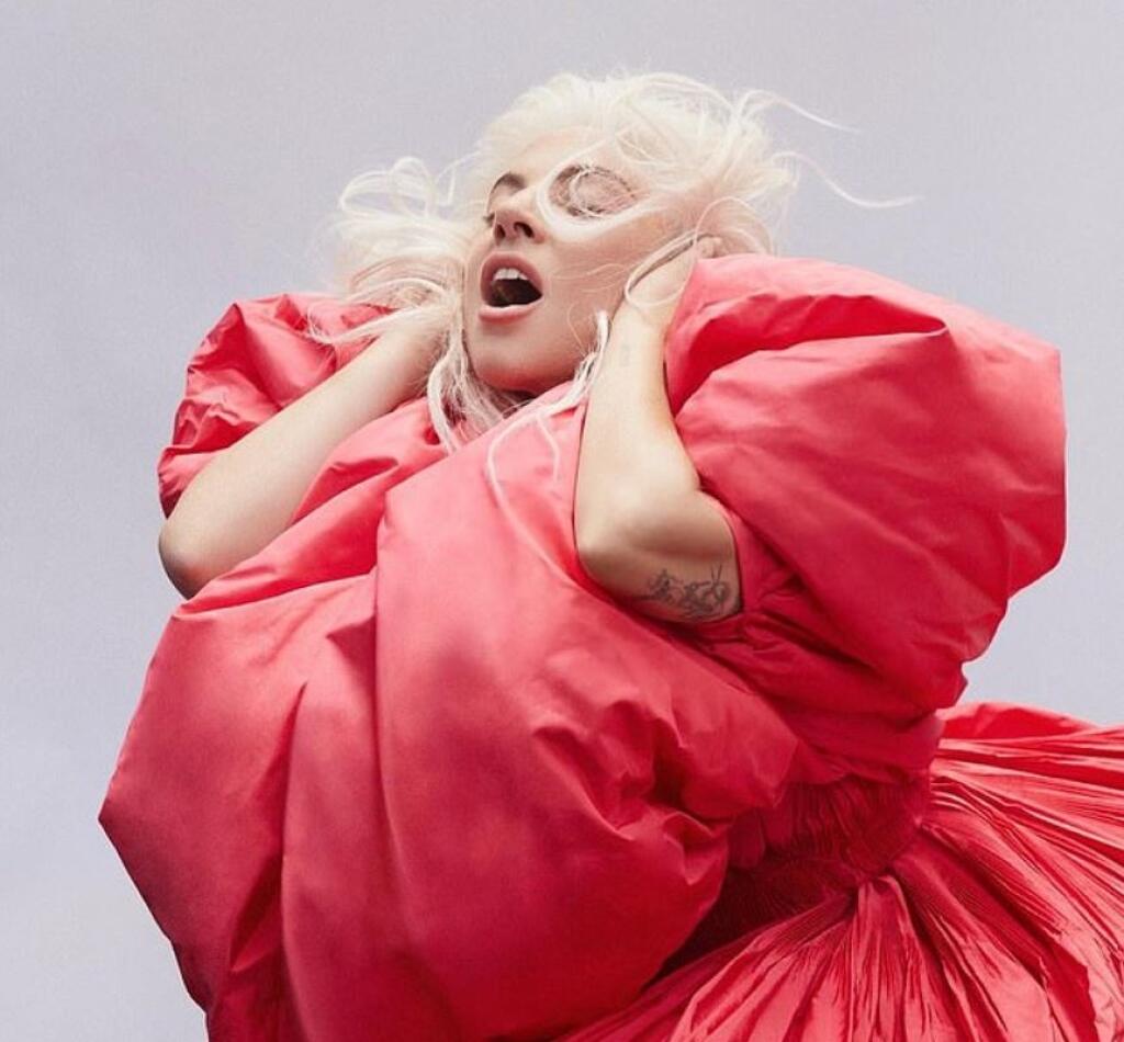 Lady Gaga fotila reklamu pre novú vôňu Voce Viva. Tentokrát bez výrazného líčenia a tmavých očných liniek.