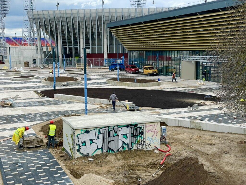 Robotníci pracujú pred tréningovou halou neustále. Či však stihnú všetko pripraviť do štartu MS, je vo hviezdach.