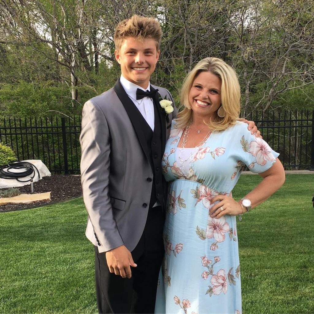 Mladého quarterbacka draftoval New York Jets a na drafte sa s ním objavila poriadne sexi blondína. Internet okamžite začal riešiť, ktože sa to objavil po Wilsonovom boku, až prišiel na to, že to nie je jeho priateľka, ale mama.