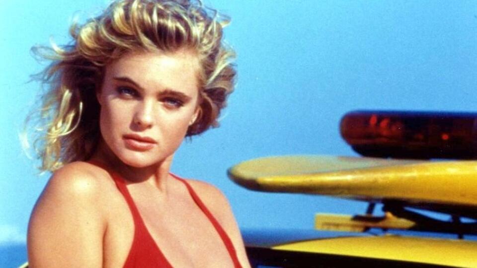 Erika Eleniak v slávnom seriáli Baywatch.