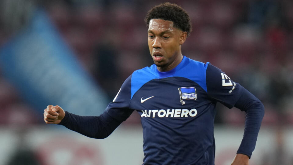 KK36 archív Mainz - Na archívnej snímke z 16. septembra 2022 hráč Herthy Berlín Jean-Paul Boetius počas zápasu nemeckej Bundesligy proti Mainzu. Futbalový krídelník Herthy Berlín Jean-Paul Boetius absolvuje operáciu po tom, čo mu lekári v stredu 21. septembra 2022 diagnostikovali rakovinu semenníkov. FOTO TASR/DPA
ARCHIV - 16.09.2022, Rheinland-Pfalz, Mainz: Fußball: Bundesliga, FSV Mainz 05 - Hertha BSC, 7. Spieltag, Mewa Arena. Der Berliner Jean-Paul Boetius. (zu dpa: