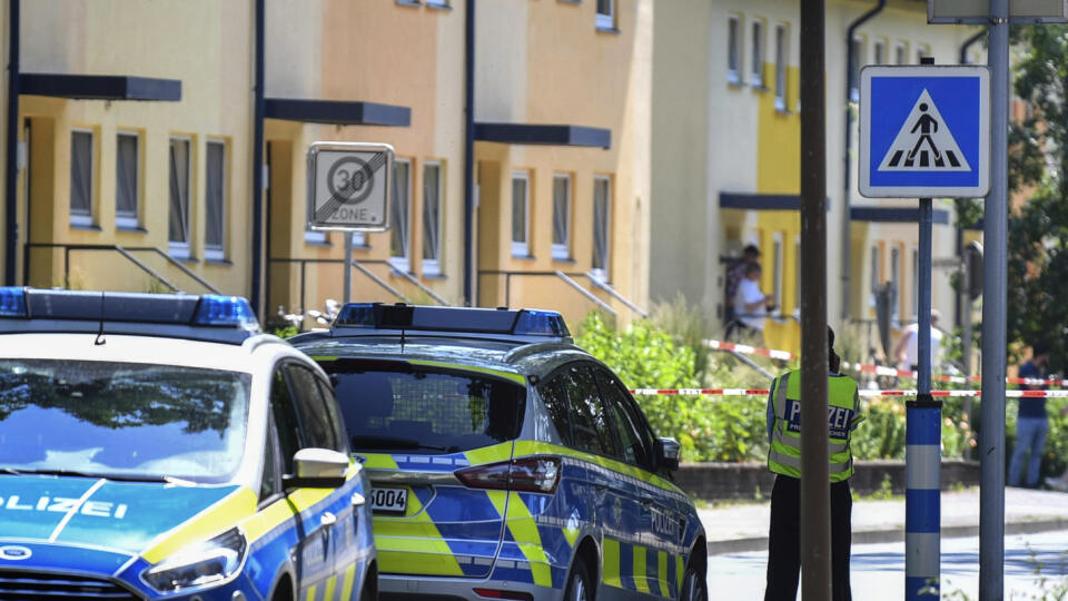 Policajti stoja pred domom v nemeckom meste Espelkamp. Najmenej dvaja ľudia, muž a žena, prišli vo štvrtok o život pri streľbe v meste Espelkamp v nemeckej spolkovej krajine Severné Porýnie-Vestfálsko.