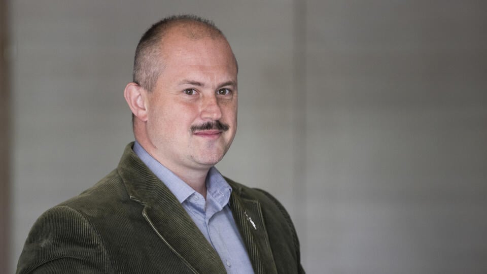 Na snímke predseda opozičnej ĽSNS Marian Kotleba prichádza na pojednávanie v kauze kontroverzných šekov na Špecializovanom trestnom súde v Pezinku 28. mája 2020. FOTO TASR - Jaroslav Novák