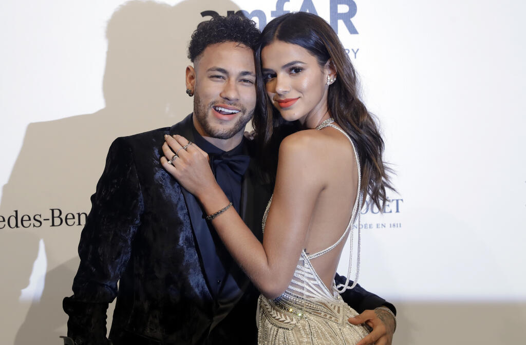 Neymar zažiaril s barlami a jeho priateľka dokonalou postavičkou.