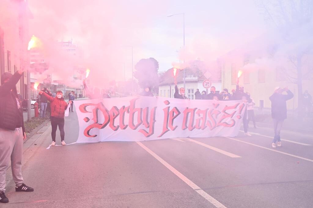 Fanúšikovia Spartaka Trnava vyprevádzali dymovnicami a svetlicami hráčov na zápas proti Slovanu Bratislava.