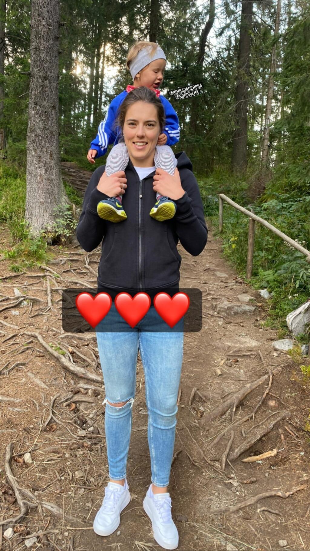 Petra v lete nielen trénuje na novú sezónu, ale nájde si čas na oddych a rodinu. Lyžiarka trávi voľné chvíle aj s neterkou Lujzou.