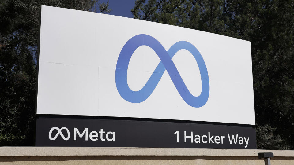PK 37 archív Menlo Park - Na archívnej snímke z 28. októbra 2021 logo spoločnosti Meta sa nachádza v centrále spoločnosti v kalifornskom meste Menlo Park. Meta odhalila rozsiahlu dezinformačnú sieť s pôvodom v Rusku, ktorá sa snažila využiť stovky falošných účtov na sociálnych sieťach a desiatky falošných spravodajských webov na šírenie ruskej propagandy o invázii na Ukrajine. Spoločnosť to oznámila v utorok 27. septembra 2022. FOTO TASR/AP
FILE - Facebook's Meta logo sign is seen at the compan