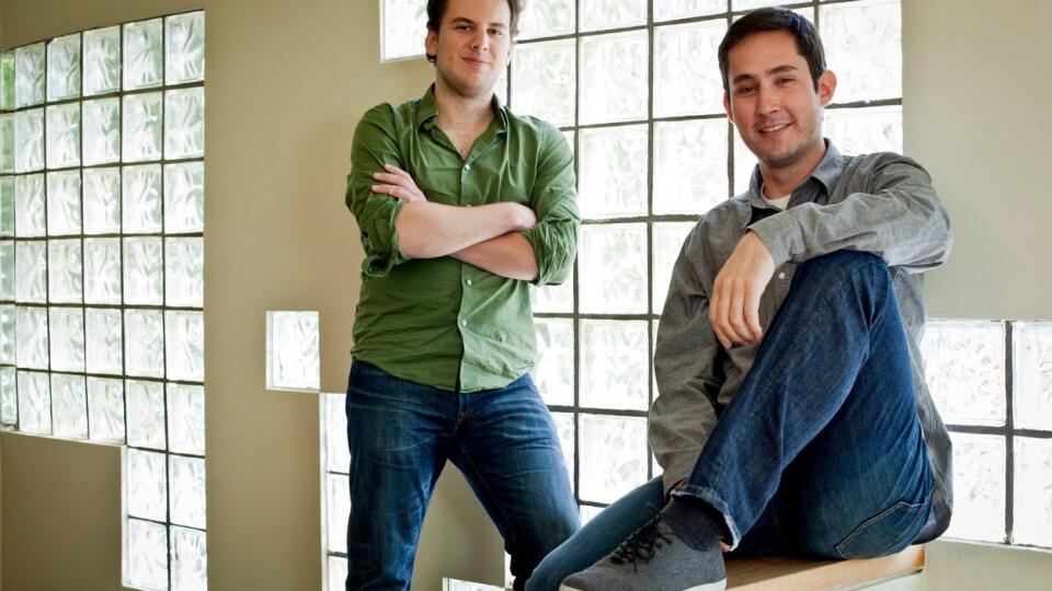 Zakladatelia Instagramu Mike Krieger a Kevin Systrom v roku 2011 po podpise miliardovej zmluvy s Facebookom.