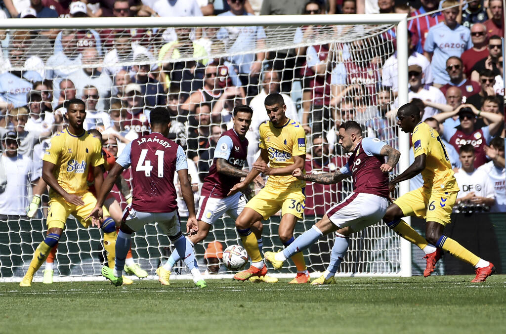 Hráč Aston Villa Danny Ings (druhý sprava) strieľa úvodný gól vo futbalovom zápase anglickej ligy Premier League Aston Villa - FC Everton v Birminghame 13. augusta 2022. FOTO TASR/AP