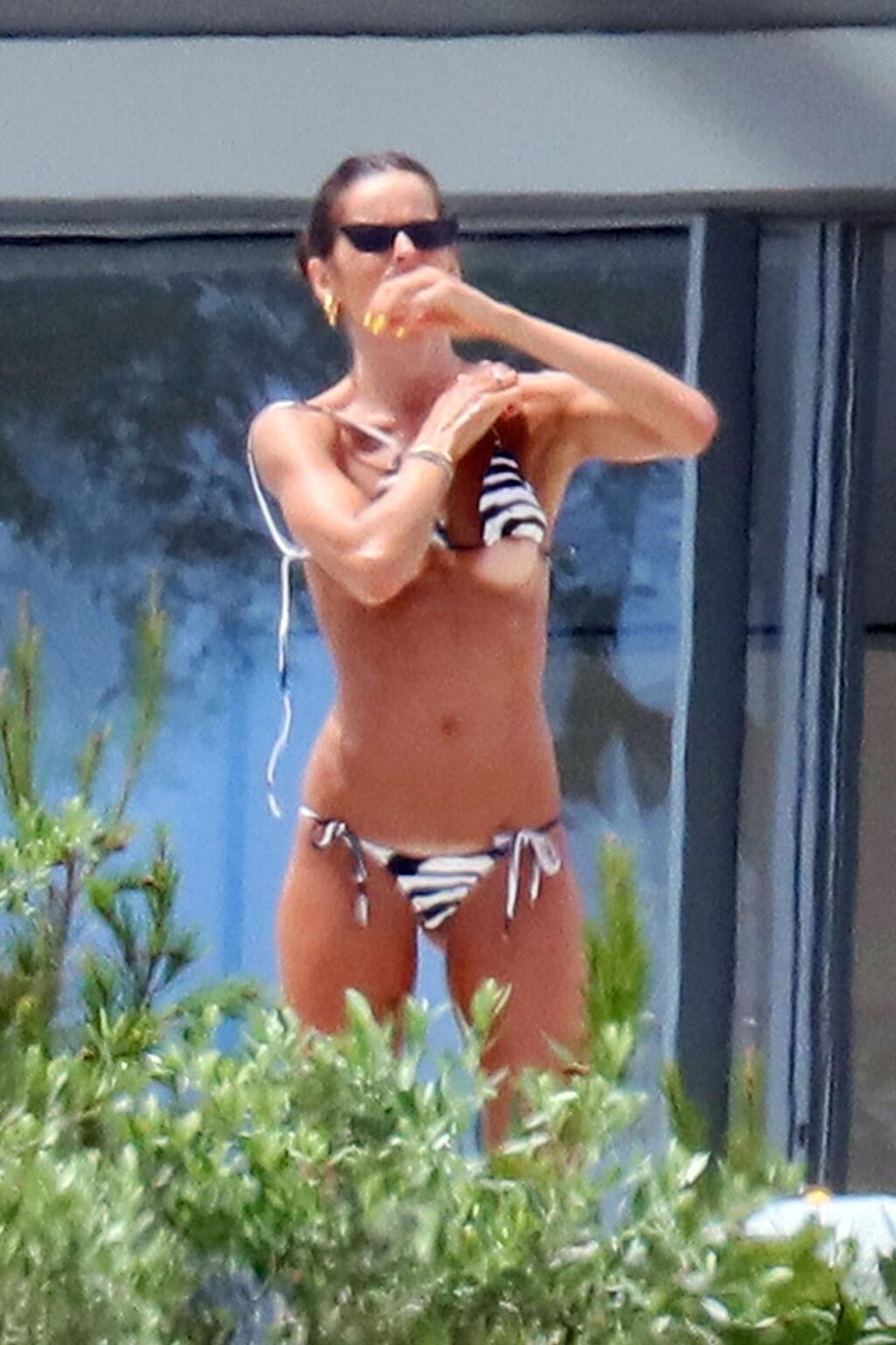 Izabel Goulart si nedala pozor pri prezliekaní plaviek. celému svetu ukázala, s čím sa hrá jej brankár.