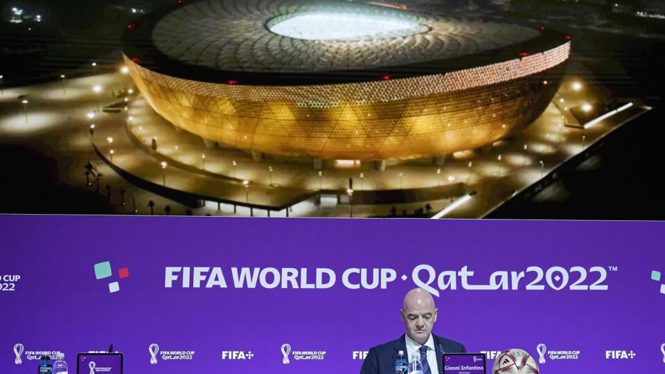 EBE 17 Dauha - Na snímke prezident Medzinárodnej futbalovej federácie (FIFA) Gianni Infantino počas záverečnej tlačovej konferencie na MS vo futbale 2022 v katarskej Dauhe 16. decembra 2022. FOTO TASR/AP
FIFA President Gianni Infantino sits in front of a screen showing the Lusail Final Stadium before he meets the media at the FIFA World Cup closing press conference in Doha, Qatar, Friday, Dec. 16, 2022. (AP Photo/Martin Meissner)