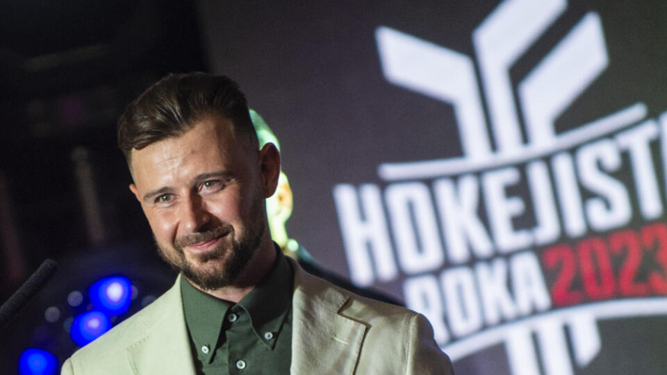 Na snímke hokejista Tomáš Tatar získal hlavnú cenu Hokejista roka počas vyhlásenia ankety Hokejista roka 2023 v Bratislave. FOTO TASR – Jakub Kotian