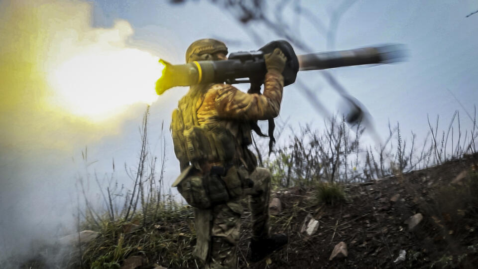 WA 44 Doneck - Ukrajinský vojak odpaľuje protitankovú raketu na neznámom mieste v Doneckej oblasti na Ukrajine vo štvrtok 17. novembra 2022. FOTO TASR/AP
A Ukrainian soldier fires an anti-tank missile at an undisclosed location in the Donetsk region, Ukraine, Thursday, Nov. 17, 2022. (AP Photo/Roman Chop)