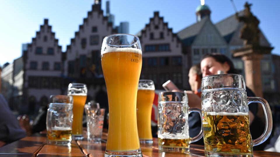 KK11 archív Frankfurt nad Mohanom - Na archívnej snímke z 1. marca 2023 poháre s pivom sú položené na stole pred reštauráciou vo Frankfurte nad Mpohanom. Nemecké pivo je v krajinách mimo Európskej únie čoraz obľúbenejšie. V roku 2022 sa tam vyviezlo takmer 716 miliónov litrov piva s obsahom alkoholu. FOTO TASR/DPA
ARCHIV - 01.03.2023, Hessen, Frankfurt/Main: Auf dem Tisch im Außenbereich einer Gaststätte auf dem Frankfurter Römerberg stehen Biergläser in der Sonne. Das Statistisches Bundesamt ve