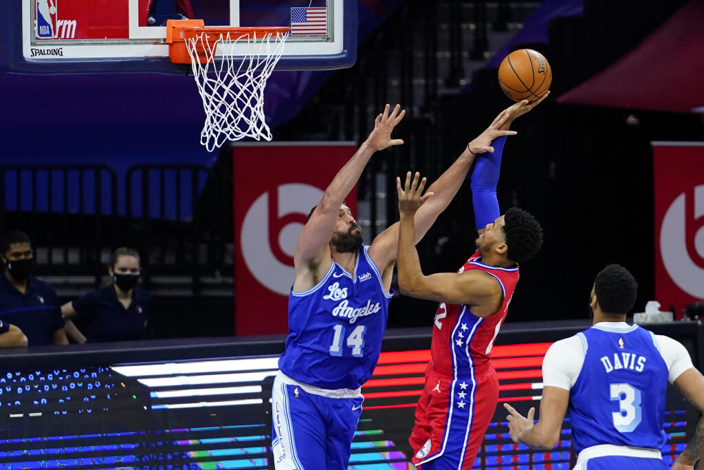 Hráč Philadelphie 76ers Tobias Harris (uprostred) strieľa na kôš cez Marca Gasola (14) z Los Angeles Lakers v basketbalovom zápase zámorskej NBA vo Philadelphii 27. januára 2021.