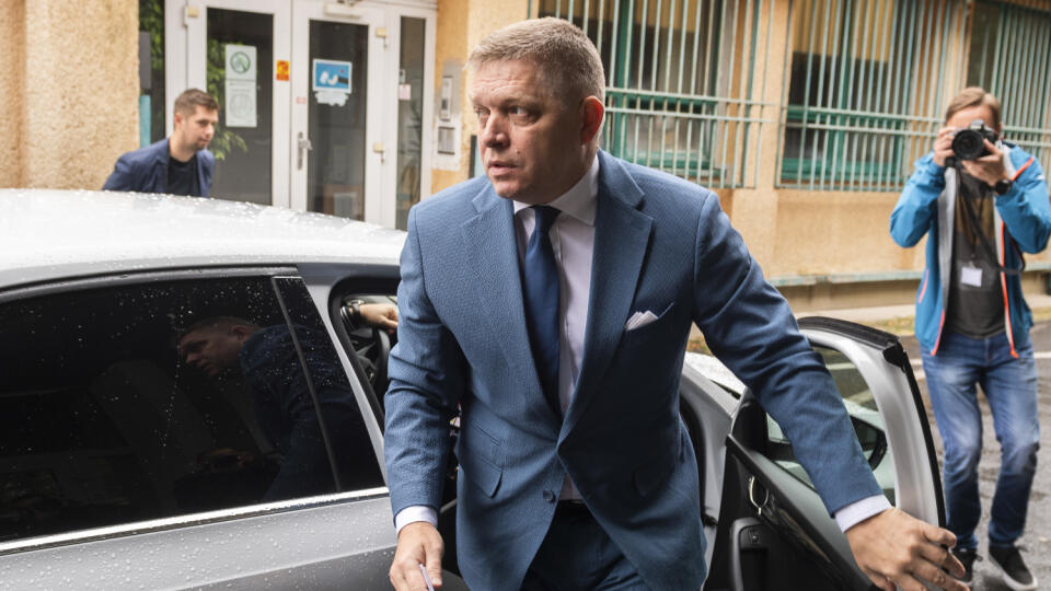 Na snímke predseda SMER-SD Robert Fico prichádza na pracovný snem strany Smer – sociálna demokracia v Bratislae.