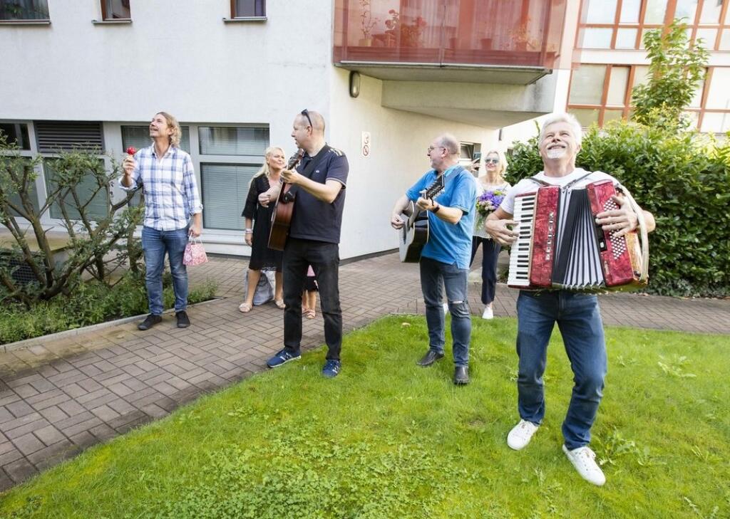 Hana Zagorová sa rozplakala od dojatia na balkóne jej bytu. Pod okná jej totiž prišla zaspievať v deň 75. narodenín jej kapela.