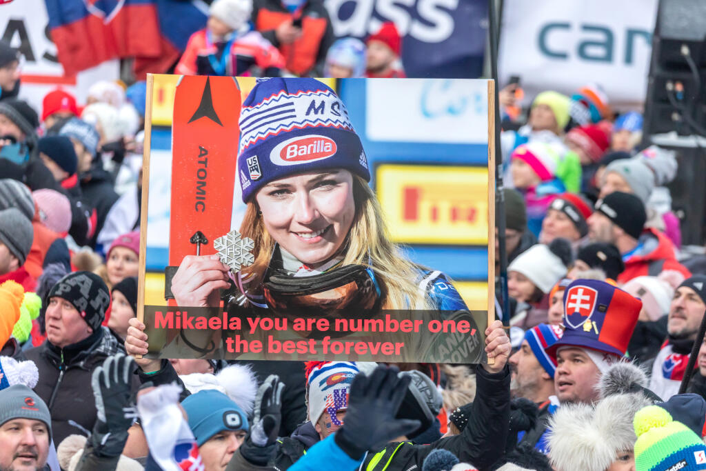 Hoci prevahu v hľadisku máva na pretekoch v Európe Vlhová, v Česku sa objavili aj transparenty podporujúce Shiffrinovú.