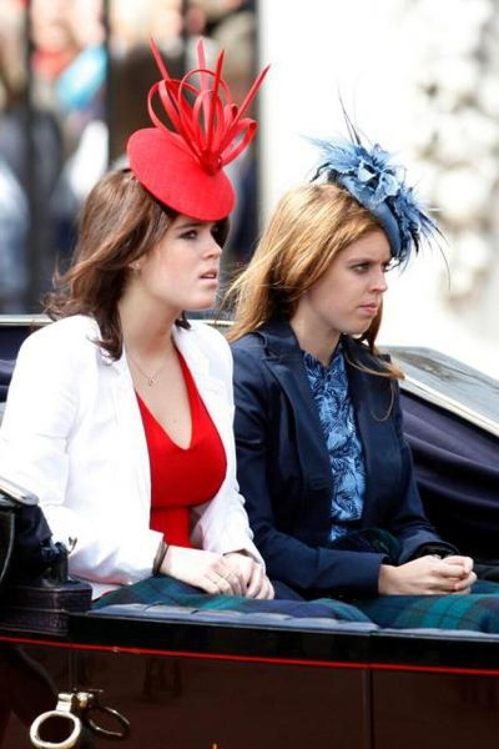Britská princezná Eugenie (vľavo) so staršou sestrou Beatrice.