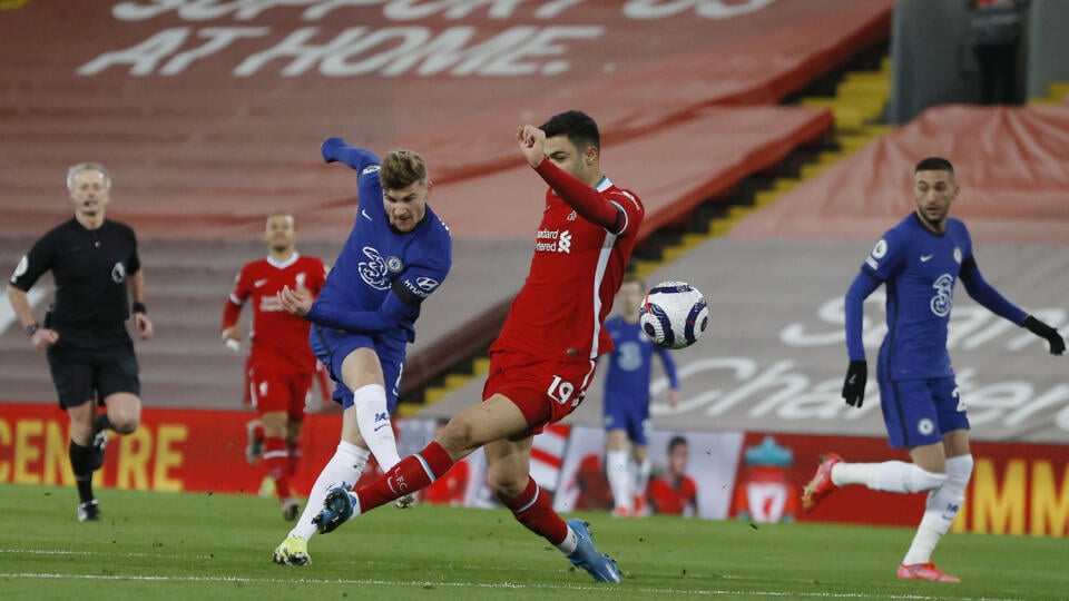 JB 45 Liverpool - Hráč Chelsea Timo Werner(vľavo) v súboji s Ozanom Kabakom z Liverpoolu v zápase predohrávky 29. kola anglickej ligy Premier League FC Liverpool - FC Chelsea v Liverpooli 4. marca 2021. FOTO TASR/AP

Chelsea's Timo Werner, left, challenges for the ball with Liverpool's Ozan Kabak during the English Premier League soccer match between Liverpool and Chelsea at Anfield stadium in Liverpool, England, Thursday, March 4, 2021. (Phil Noble, Pool via AP)