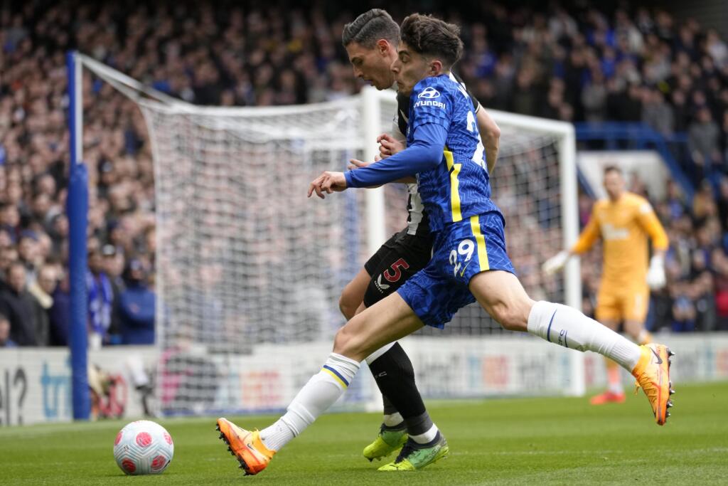 WA 92 Londýn - Slovenský brankár v drese Newcastle United Martin Dúbravka (v pozadí), jeho spoluhráč Fabian Schär (uprostred) a futbalista Chelsea Londýn Kai Havertz počas zápasu 29. kola anglickej Premier League Chelsea Londýn - Newcastle United v Londýne v nedeľu 13. marca 2022. FOTO TASR/AP
Newcastle's Fabian Schaer, left, and Chelsea's Kai Havertz vie for the ball during the English Premier League soccer match between Chelsea and Newcastle United at Stamford Bridge stadium in London, Sund