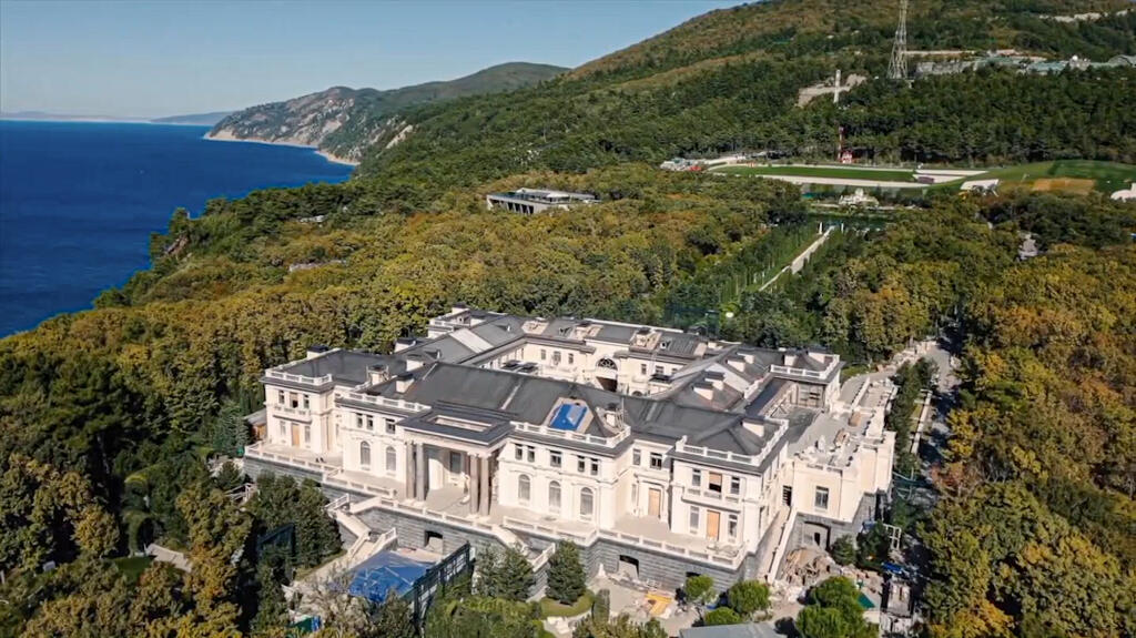 Pohľad z dronu na sídlo na pobreží Čierneho mora v okolí Gelandžiku. Podľa investigativného tímu Alexeja Navaľného ide o nedokončené sídlo ruského prezidenta Vladimira Putina.