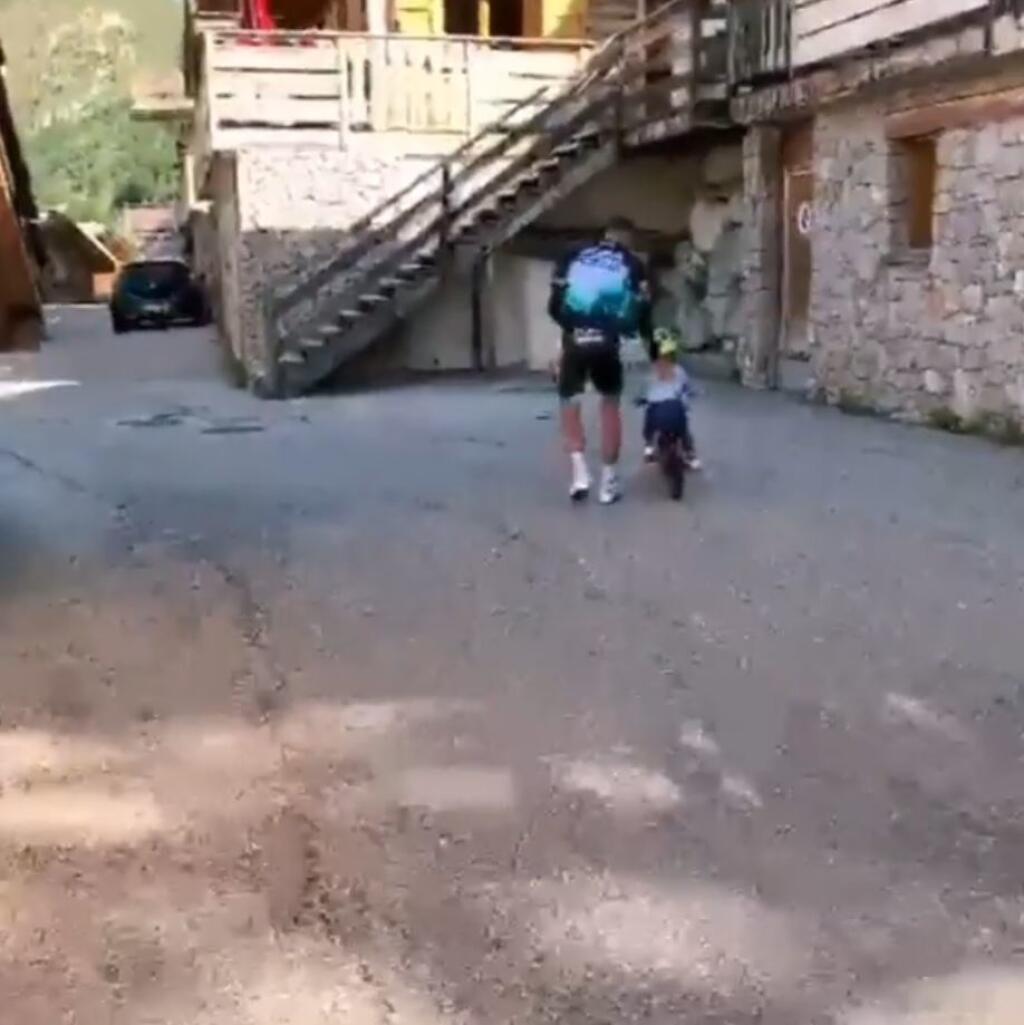 Peter zase občas ukáže fanúšikom, ako Marlona učí bicyklovať. Pred pár mesiacmi synček potreboval pomoc otca, ale dnes to zvládne úplne sám.
