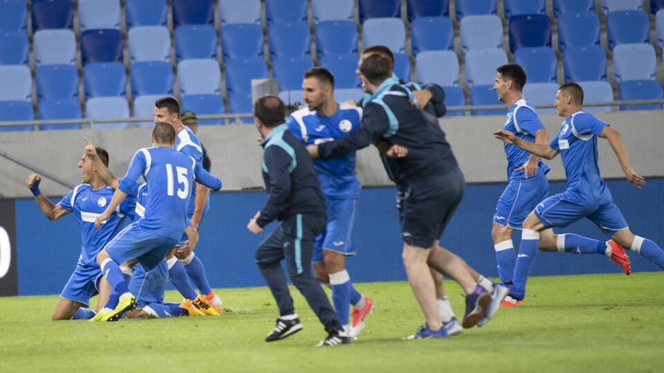 Futbalisti ŠK Slovan Bratislava šokujúco vypadli v 1. predkole Ligy majstrov 2019/2020. V stredajšom odvetnom zápase hrali na pôde Sutjesky Nikšič po 90 minútach i po predĺžení 1:1, v jedenástkovom rozstrele podľahli domácim 2:3.