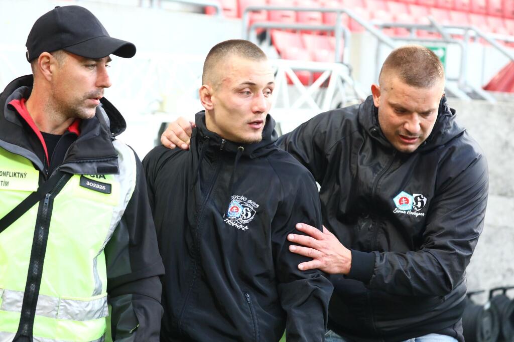 Šokujúce zábery z derby medzi Spartakom Trnava a Slovanom Bratislava. Fanúšikovia sa vtrhli na hraciu plochu a bili sa hlava nehlava.