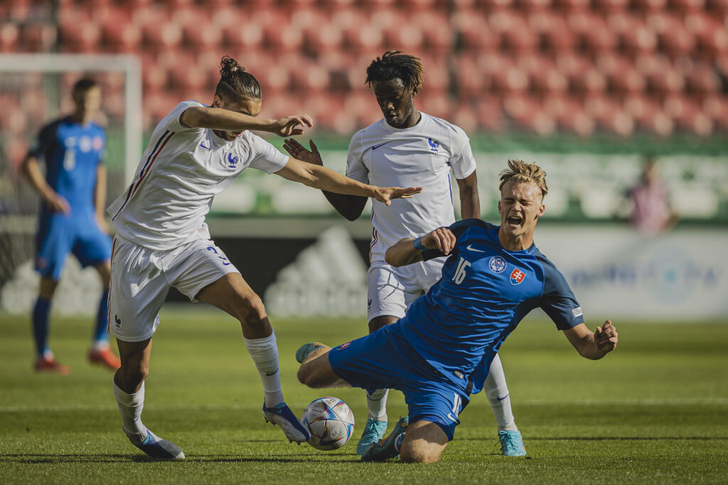 Na snímke Adam Griger a Warren Bondo počas zápasu A-skupiny Majstrovstiev Európy vo futbale hráčov do 19 rokov medzi reprezenáciami Slovenska a Francúzska na Štadióne Antona Malatinského v Trnave.