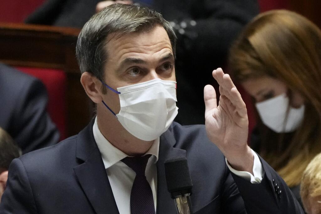 JB 23 Paríž -  Francúzsky minister zdravotníctva Olivier Véran rozpráva počas zasadnutia francúzskeho Národného zhromaždenia v Paríži 4. januára 2022. Francúzska vláda sa usiluje dosiahnuť schválenie zákona, na základe ktorého by sa ľudia pri vstupe do väčšiny verejných zariadení vrátane reštaurácii či kín a do prostriedkov verejnej dopravy museli preukázať potvrdením o očkovaní, píše agentúra Reuters. Negatívny výsledok testu už na vstup stačiť nebude. Zákon by mal vstúpiť do platnosti v polovi