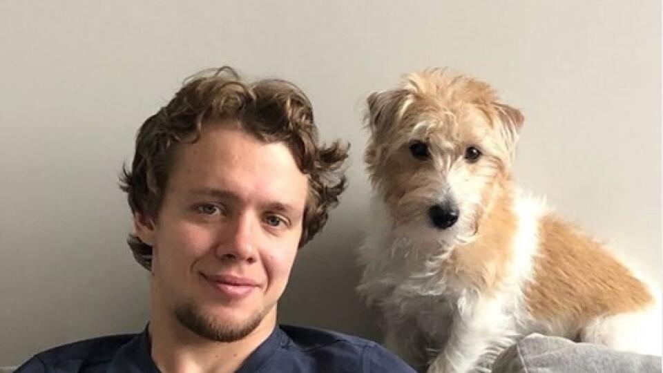 Útočník NY Rangers Artemij Panarin má skvelého tréningového partnera. Stvára s ním naozaj psie kusy.