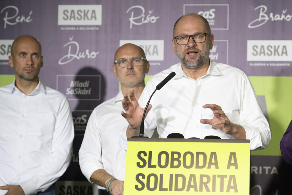 Na Slovensku sa v sobotu 30. septembra 2023 konali v poradí štvrté predčasné a celkovo deviate parlamentné voľby v ére samostatnosti. Na snímke sprava predseda SaS Richard Sulík, podpredsedovia SaS Branislav Gröhling a Karol Galek na tlačovej konferencii počas volebnej noci v Liberálnom dome v Bratislave v nedeľu 1. októbra 2023. FOTO TASR - Pavel Neubauer