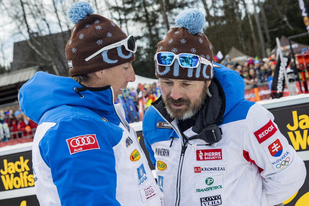 Na snímke Livio Magoni a Matej Gemza v cieli druhého kola pretekov obrovského slalomu Svetového pohára v alpskom lyžovaní žien v Kranjskej Gore.