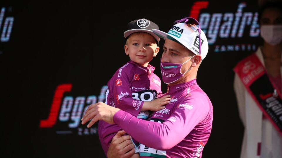 Peter Sagan zobral na pódium aj synčeka Marlona a spolu oslávili úspech strieľaním konfiet.