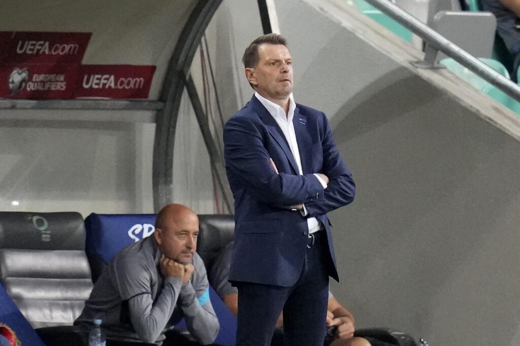 EBE 81 Ľubľana - Na snímke vpravo tréner Slovenska Dušan Tarkovič v zápase H-skupiny kvalifikácie ME 2022 vo futbale Slovinsko - Slovensko v Ľubľani 1. septembra 2021. FOTO TASR/AP
Slovakia's manager Stefan Tarkovic watches during the World Cup 2022 group H qualifying soccer match between Slovenia and Slovakia at the Stozice Sports Park stadium in Ljubljana, Wednesday, Sept. 1, 2021. (AP Photo/Darko Bandic)