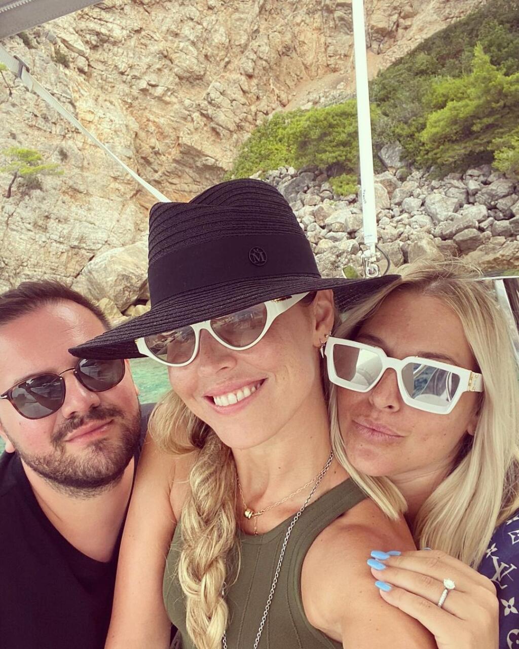 Čo sa týka módy, je odvážna a ak sa už na rozne spoločenské aktivity nevyberie v origináloch svetových módnych domov, radi na nej svoje modely vidia naši slovenskí alebo českí návrhari.A ja som na Dominiku, ale aj na našu spoluprácu v oblasti módy hrdý.Avšak ok, každý máme iný vkus. Za vrchol trapnosti a nechutnosti považujem však bodyshaming za postavu ktorejkoľvek ženy.
