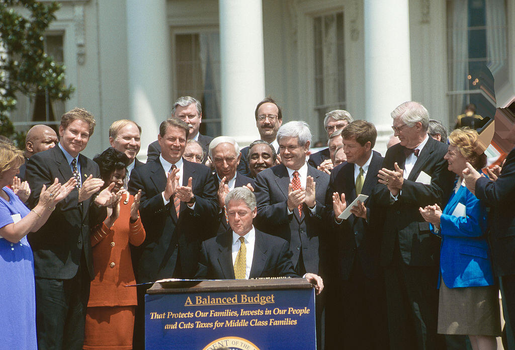 Zákon o úľavách pre daňových poplatníkov z roku 1997, ktorý podpísal prezident Bill Clinton, prispel k vzniku mnohých IT firiem koncom 90. rokov a na prelome tisícročí. Tento zákon uľahčil ľuďom investovanie do nových technologických spoločností a ich zakladanie.