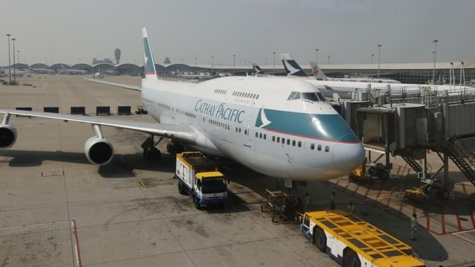 Palubný personál leteckej spoločnosti Cathay Pacific požaduje zvýšenie platov o 5 percent.