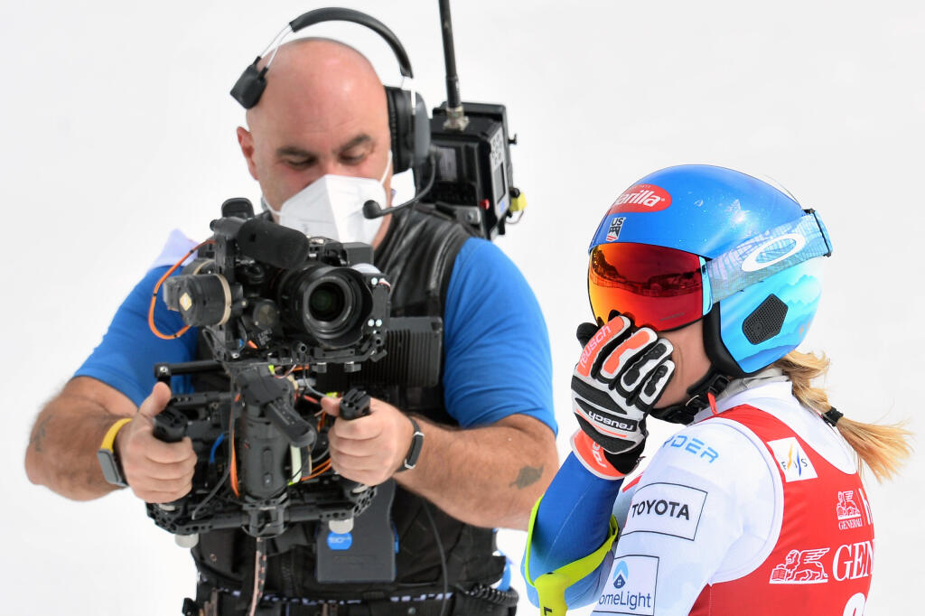 Na snímke americká lyžiarka Mikaela Shiffrinová sa teší v cieli finálového zjazdu Svetového pohára vo francúzskom dejisku Courchevel/Meribel 16. marca 2022. FOTO TASR - Martin Baumann